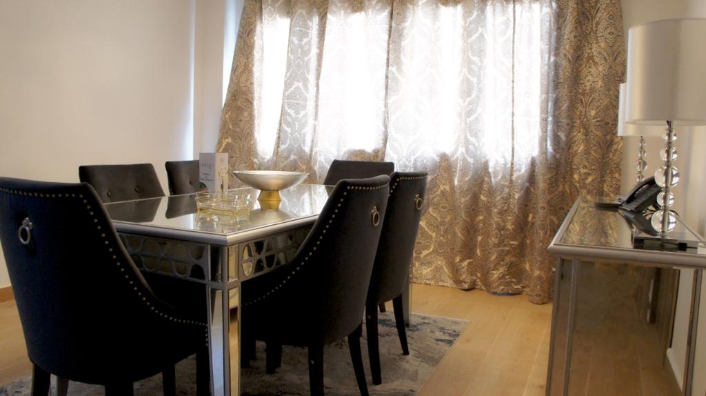 Television y escritorio de la habitacion Deluxe